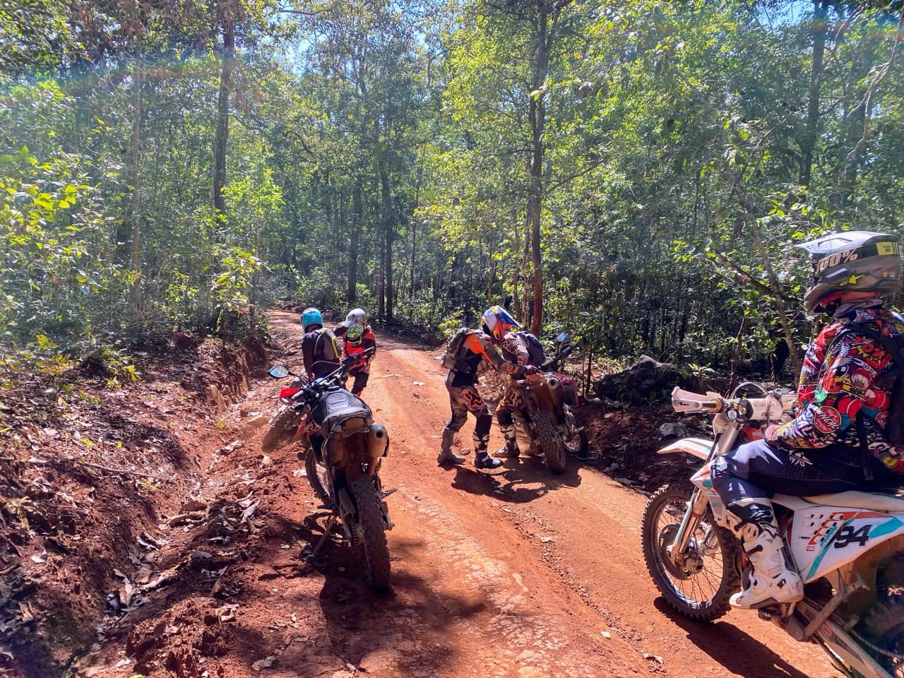 Mae Taeng descent — single file, full visor, full dust.